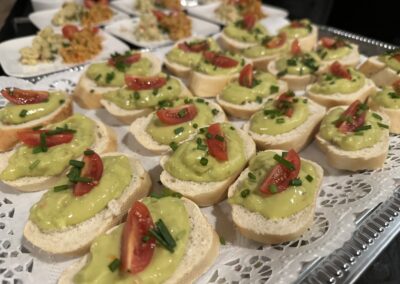 Canapés mit hausgemachter Avocado-Creme